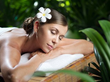 Kaplıca ortamında genç ve güzel bir kadının portresi.  