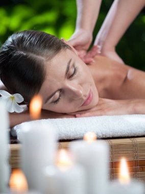 Kaplıca ortamında genç ve güzel bir kadının portresi.  