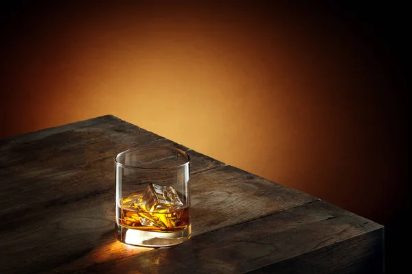 Blick Auf Glas Whisky Auf Holztisch Auf Farbigem Hintergrund — Stockfoto