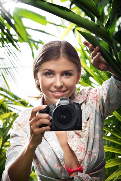 Portrét Pěkné Mladé Ženy Fotí Džungli — Stock fotografie