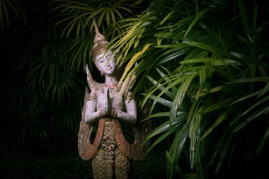 yeşil arka Tay tarzı heykelinin görünümü kadar kapatın