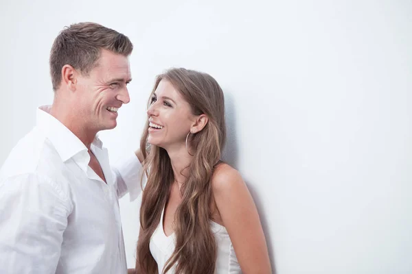 白色背景漂亮的年轻夫妇的肖像 — 图库照片