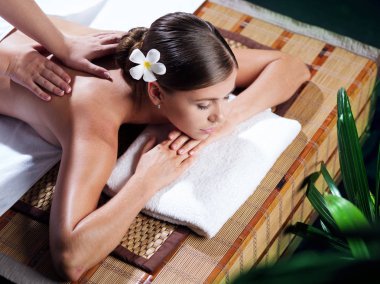 Kaplıca ortamında genç ve güzel bir kadının portresi.  