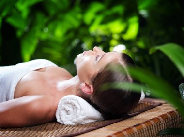 Kaplıca ortamında genç ve güzel bir kadının portresi.  