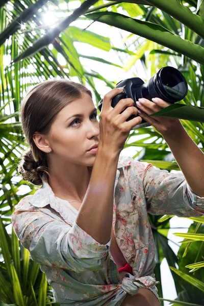 Ritratto Bella Giovane Donna Sta Scattando Foto Nella Giungla — Foto Stock