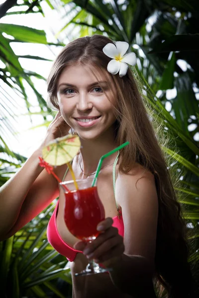 Portret Van Mooie Jonge Vrouw Hangt Tropische Jungle — Stockfoto