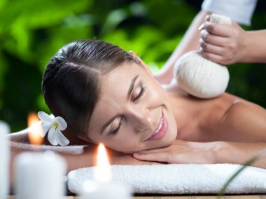 Kaplıca ortamında genç ve güzel bir kadının portresi.  