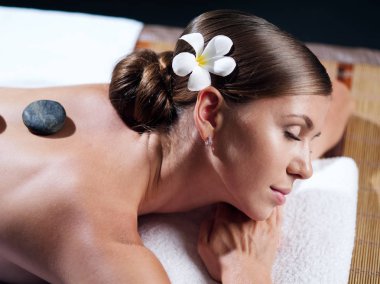 Kaplıca ortamında genç ve güzel bir kadının portresi