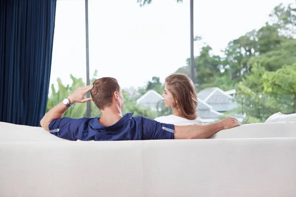 Vista Belo Jovem Casal Está Sentado Sofá Casa Verão — Fotografia de Stock