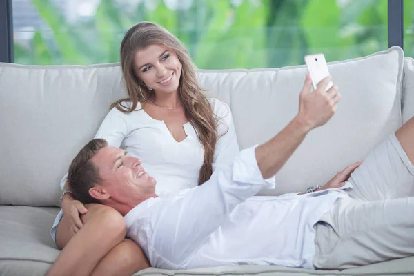 Portrait Young Couple Making Self Photo Mobile Phone — Stock Photo, Image