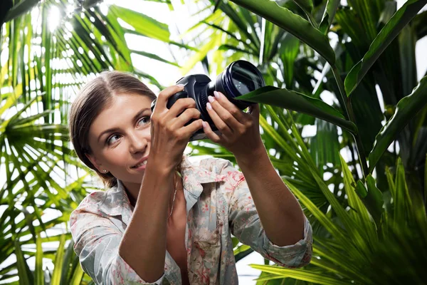 Ritratto Bella Giovane Donna Sta Scattando Foto Nella Giungla — Foto Stock