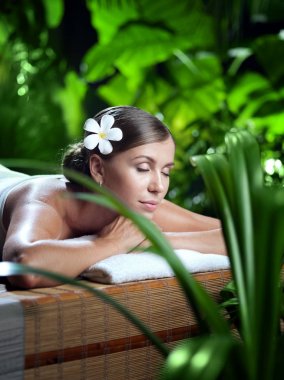 Kaplıca ortamında genç ve güzel bir kadının portresi.  