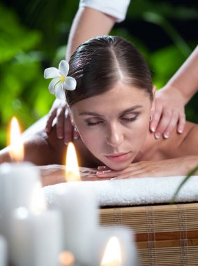 Kaplıca ortamında genç ve güzel bir kadının portresi.  