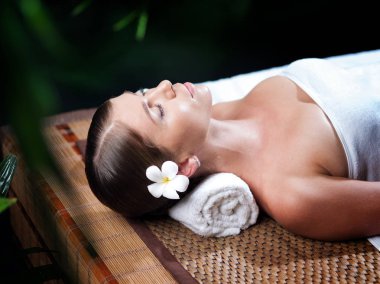 Kaplıca ortamında genç ve güzel bir kadının portresi.  