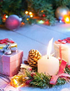 Güzel bir Noel ve yeni yıl temalı tropikal plaj manzarası 