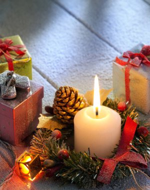 Güzel bir Noel ve yeni yıl temalı tropikal plaj manzarası 