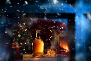 Viski ve şişe renkli bardakların görüntüsünü kapat.