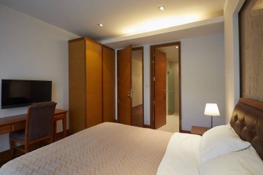 Beyaz, şık, modern yatak odasının panoramik manzarası