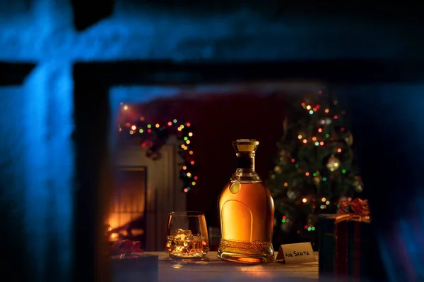 Nahaufnahme Von Glas Mit Whiskey Und Flasche Auf Farbrückseite — Stockfoto