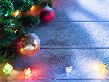 Işıklı Noel ağacına grubunu ahşap görünümü kadar geri kapatın