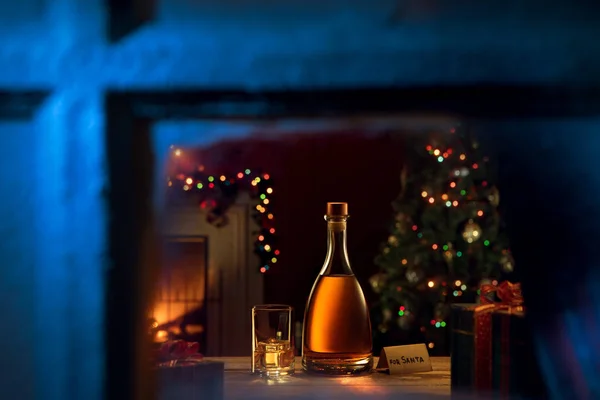 Närbild Bild Glas Med Cognac Och Flaska Färg Tillbaka — Stockfoto