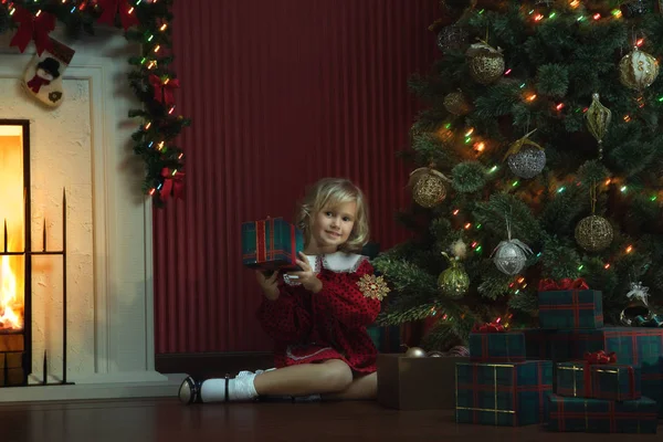 Portrait Petite Fille Avec Boîte Cadeau Dans Environnement Domestique Noël — Photo