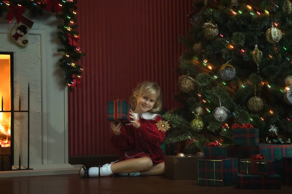 Portrait Little Girl Gift Box Christmas Domestic Environment — Stock Photo, Image