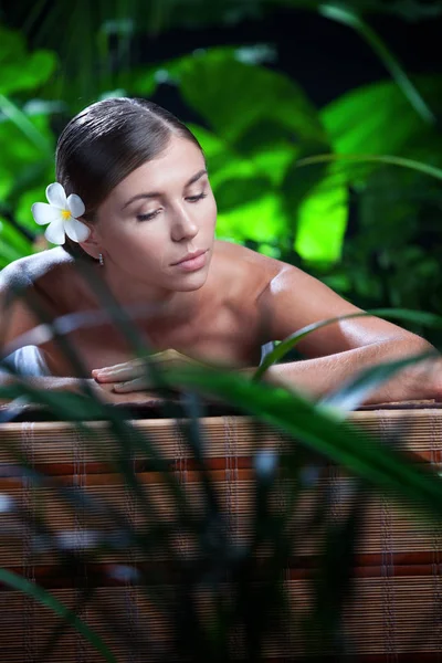 Retrato Jovem Mulher Bonita Ambiente Spa — Fotografia de Stock