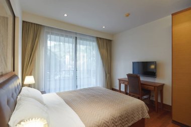 Panoramik manzaralı hoş, şık modern yatak odası