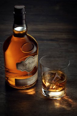 Logo veya ticari marka yok! Kendi kendine yapılmış etiketler! Viski ve bir şişe kenara cam yakından görünümü. 