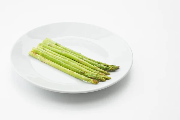 Vista Vicino Deliziosi Germogli Asparagi Fritti Sul Retro Bianco — Foto Stock