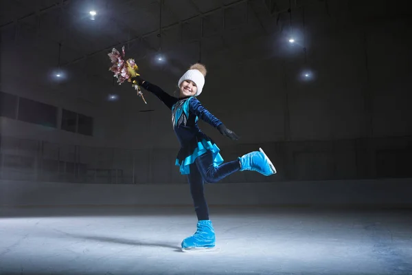 Vista Del Patinador Artístico Infantil Sobre Fondo Arena Hielo Oscuro — Foto de Stock