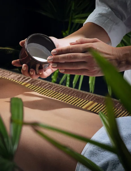 Ölmassage Fragment Einer Jungen Schönen Frau Wellness Umgebung — Stockfoto