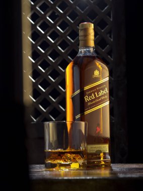 Phuket, Tayland - Mart 2020. Johnnie Walker Red Label karışık viskiyi renk arka planında izole etti. Johnnie Walker dünyadaki en geniş çaplı karışık viski markasıdır..