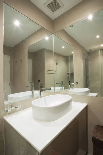 Vista Agradável Azulejos Contemporânea Moderna Banheiro — Fotografia de Stock