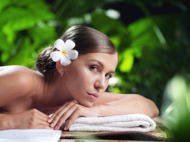 Kaplıca ortamında genç ve güzel bir kadının portresi.  