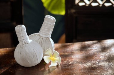 Beyaz bitkisel kompres görüntüsünü kapat. 