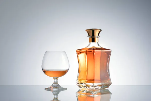 Close Uitzicht Fles Whisky Een Glas Opzij Grijze Rug — Stockfoto