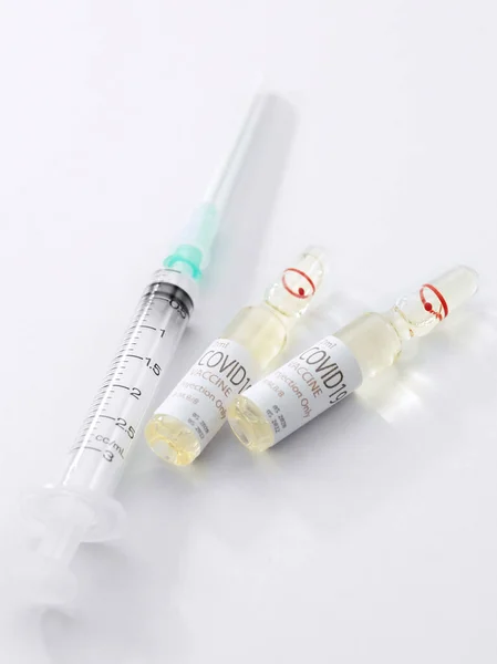 Close View Ampules Medicine Syringe White Back — Stock Photo, Image