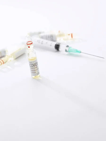 Vue Rapprochée Des Ampoules Avec Médicament Seringue Sur Dos Blanc — Photo