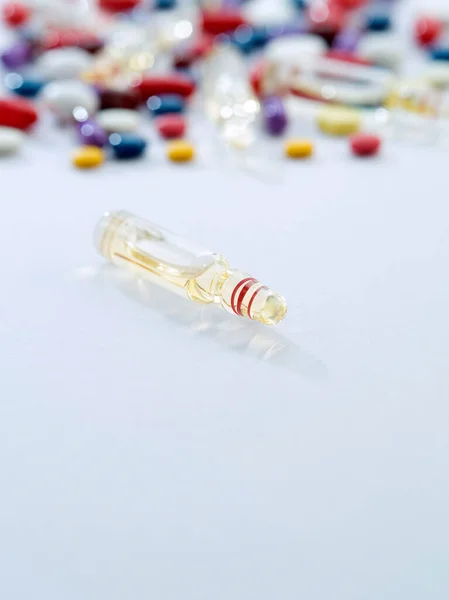 Widok Ampułki Lekiem Białym Grzbiecie — Zdjęcie stockowe