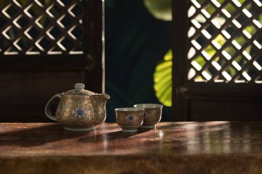 Renkli porselen çaydanlığın yakın görüntüsü