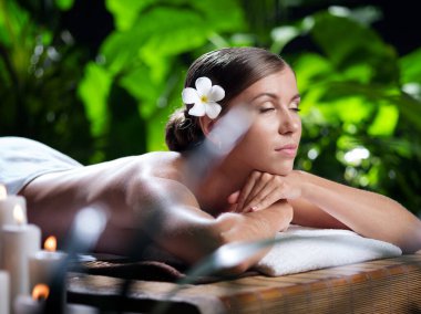 Kaplıca ortamında genç ve güzel bir kadının portresi.  