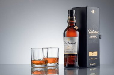 Bangkok, Tayland - 09 Nisan 2020. Ballantine, İskoçya 'nın Dumbarton şehrinde Pernod Ricard tarafından üretilen dünyanın en çok satan ikinci viskisidir.
