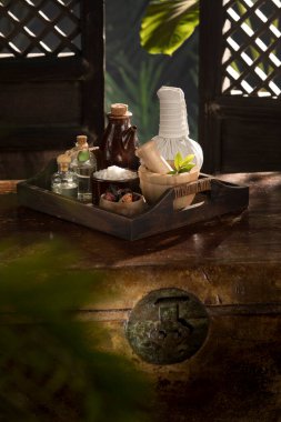 Renkli tropik palmiye yaprakları üzerindeki spa temalı nesnelerin görünümü