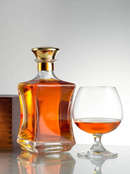 Close Uitzicht Fles Whisky Een Glas Opzij Grijze Rug — Stockfoto