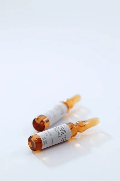 Beyaz Sırtında Ilaç Olan Ampullerin Görüntüsünü Kapat — Stok fotoğraf