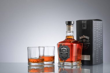 Phuket, Tayland - Mart 2020. Jack Daniels viskiyi gri arka planda harmanladı. Jack Daniel 's, Tennessee viskisinin bir türüdür. Dünyadaki en çok satan Amerikan viskisidir.