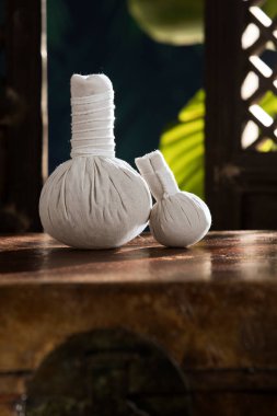 Beyaz bitkisel kompres görüntüsünü kapat. 