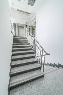 Asansör merdivenlerinde